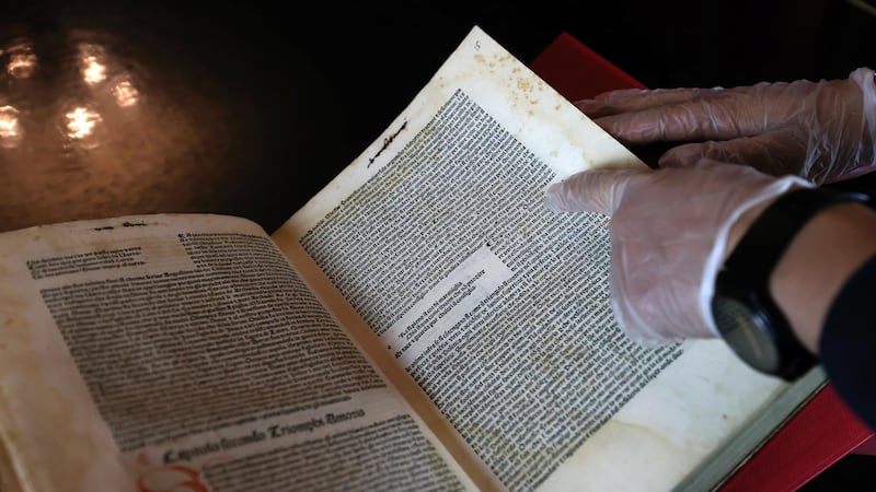 Creado con papel de trapo en 1484 y de la colección de Pablo Neruda: así es el libro más antiguo que resguarda la Universidad de Chile en su archivo