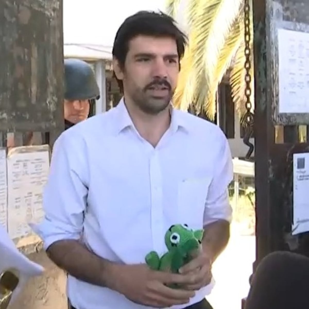 Joaquín Lavín sorprende al salir de la cárcel con regalos para Cathy Joaquín Lavín sorprende al salir de la cárcel con regalos para Cathy