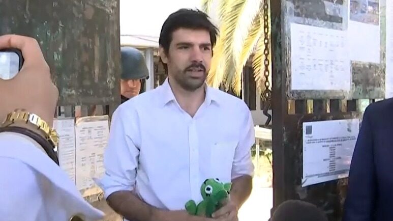 “Le tienen mucho cariño a Cathy”: Joaquín Lavín sale de la cárcel con tiernos regalos que le dieron las reclusas a la exalcaldesa