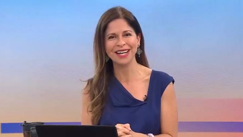 El gracioso error en vivo de Karina Álvarez que causó risas en el senador Rojo Edwards