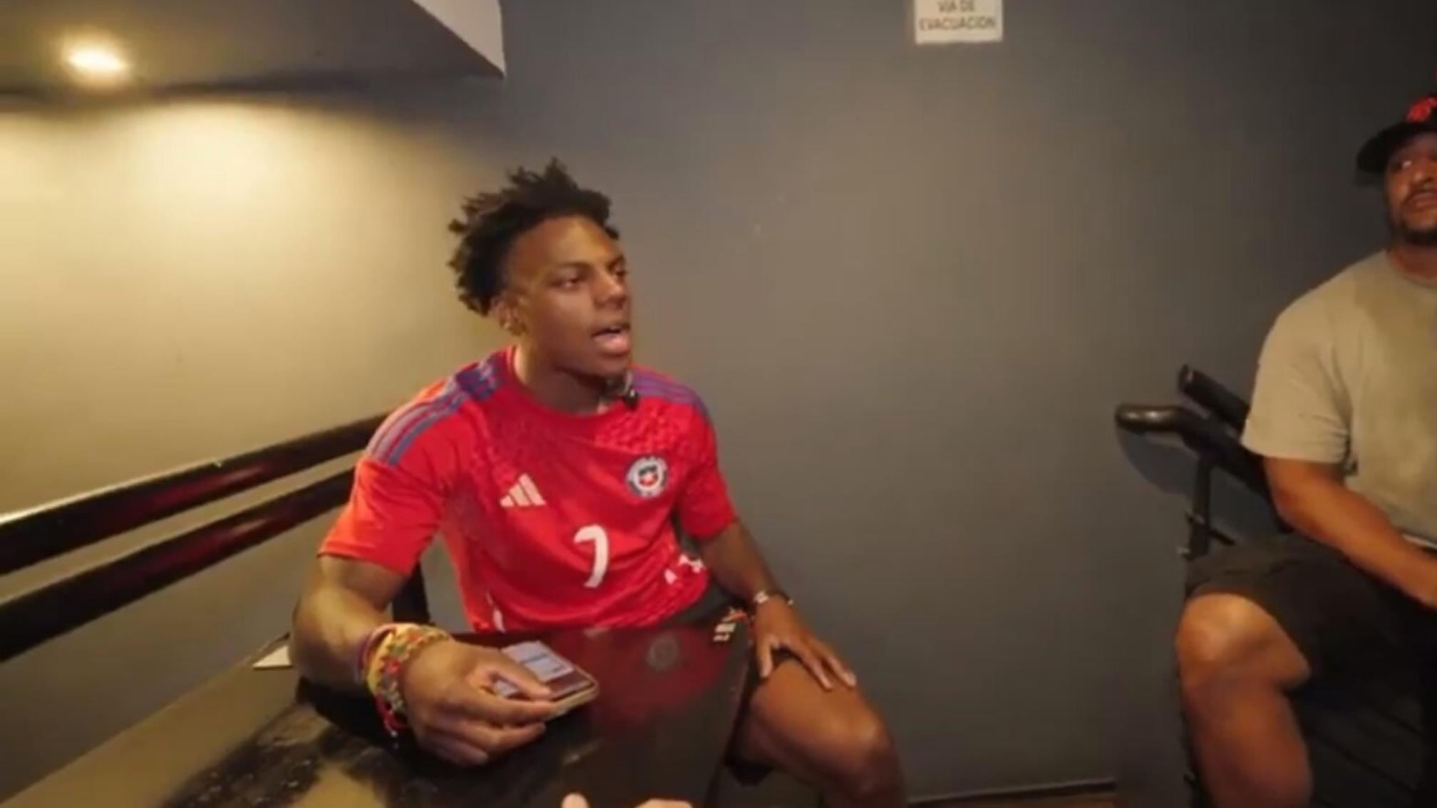 Streamer "Speed" en un café con piernas