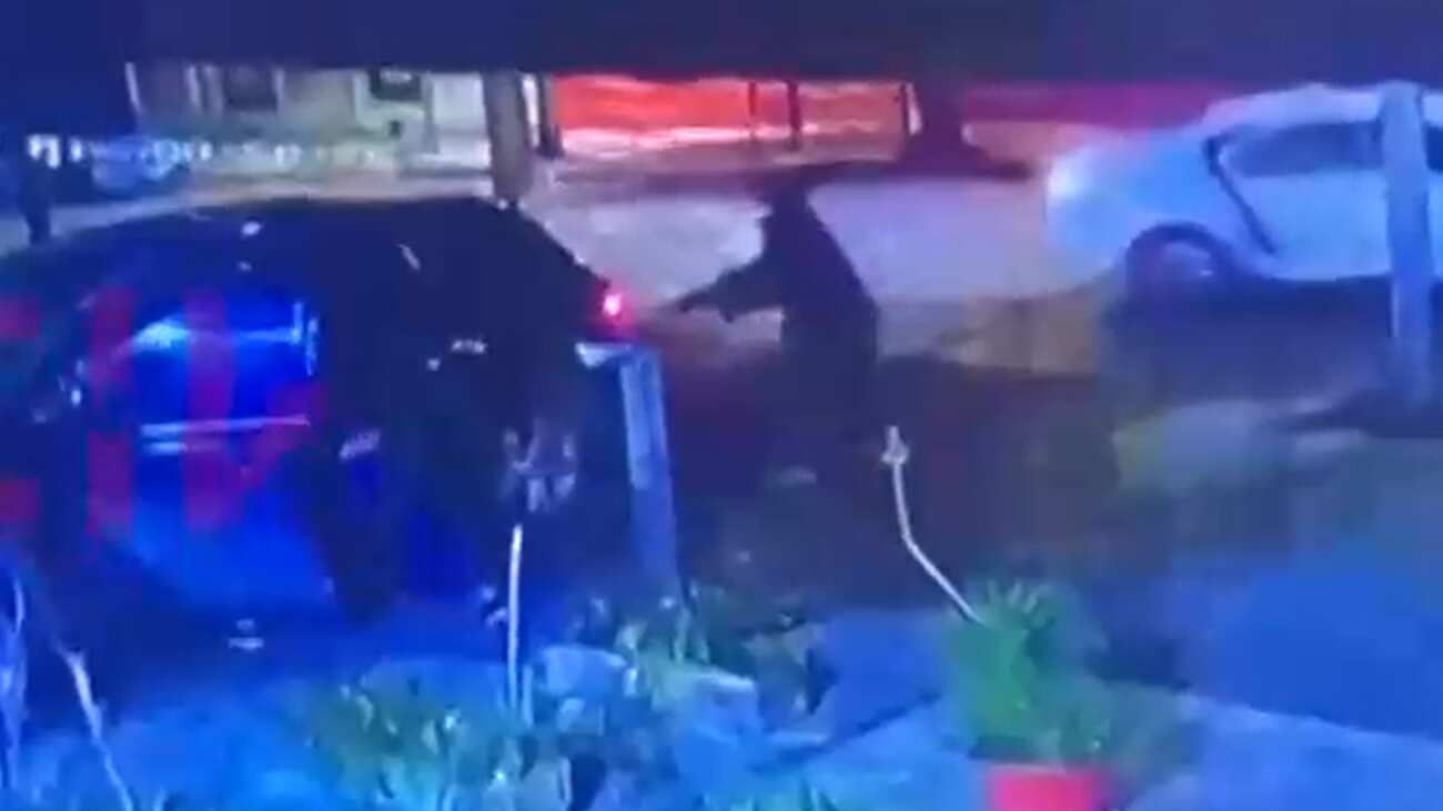 Carabineros investiga la muerte de dos adolescentes de 15 y 17 años que fueron encontrados en la vía pública con impactos balísticos en la comuna de Santiago, Región Metropolitana, informó CHV Noticias.
El hallazgo ocurrió durante la noche de este miércoles en la intersección de las calles Manuel Antonio Tocornal con Santa Isabel hasta donde se dispuso personal policial.
De acuerdo a información preliminar, el hecho se originó cuando un abogado intentaba ingresar a un edificio en un automóvil, momento aparecen tres delincuentes que bajan de otro vehículo de color blanco y lo amenazan con armas de fuego, produciéndose un forcejeo. 
Tras esta situación, el conductor percutó múltiples disparos en defensa propia, provocando la muerte de ambos adolescentes.
El capitán Claudio Herrera, oficial de ronda de la Prefectura de Santiago Central, señaló que “se encontraron dos cuerpos con impactos balísticos ya fallecidos. Ambos serían menores de edad y la identificación todavía está pendiente por los departamentos especializados”.
“Personal especializado está revisando las cámaras del edificio. Se mantiene en investigación si es que hubo intercambio de disparos”, agregó.
La Fiscalía instruyó al OS9 y Labocar para que realicen las pericias correspondientes en el sitio del suceso.
Dentro de las hipótesis, es que el conductor usó el arma de los propios jóvenes para defenderse. Otros dos delincuentes lograron huir.