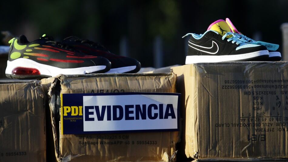 Incautan zapatillas falsas que se vendían en Barrio Meiggs.