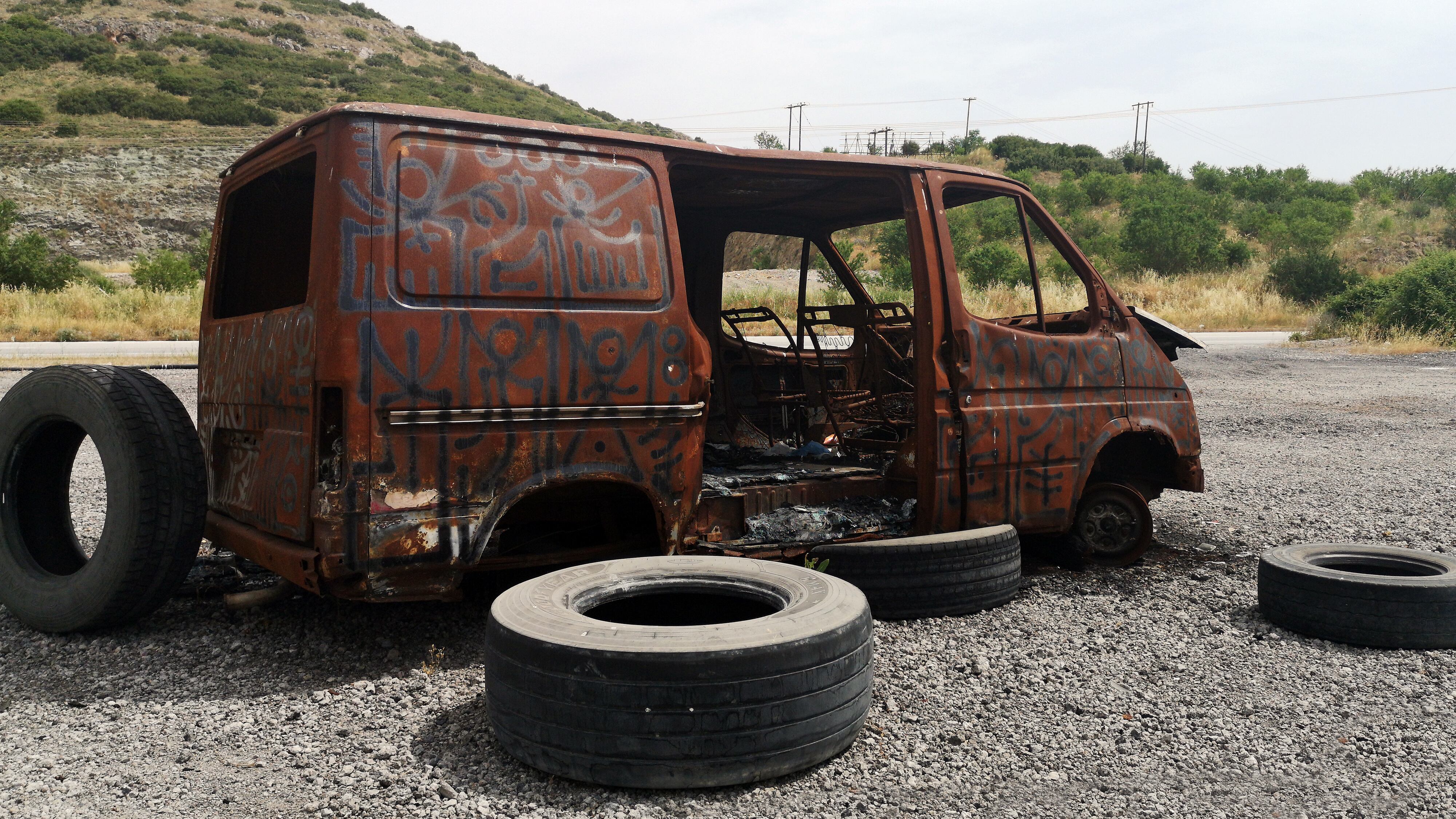 Marcas de autos al borde del abismo