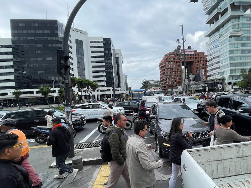 Caos y colapso en Quito: Ciudadanos intentan regresas a sus hogares ante situación de inseguridad