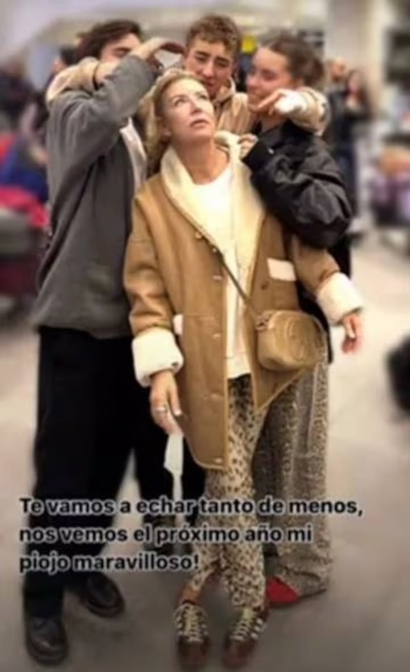 “Poder decir adiós, es crecer”, dice la canción de Gustavo Cerati. Justamente eso es lo que vivió la familia Zabaleta-Allende, al despedir a su hijo adolescente que emprendió rumbo a Canadá para estudiar durante un año en el país extranjero.
A través de Instagram, la esposa de Jorge Zabaleta, Francisca Allende, compartió junto al retoño de 16 años, dedicándole unas emotivas palabras tras su partida.
“Antonio Zabaleta Allende, hijo de mi vida, Canadá te espera para empezar a abrirte camino en este mundo, tienes un planeta completo para descubrir. Aprovéchalo y sácale el jugo al privilegio que tienes de vivir esta experiencia. Te vamos a echar tanto de menos, pero acá estaremos esperándote con calzones rotos y sopaipillas cuando vuelvas. Te amamos”, le escribió en un historia, junto la foto familiar, consignó La Cuarta.
Además, agregó “Te vamos a echar tanto de menos. Nos vemos el próximo año, mi piojo maravilloso”.
Su hermana en tanto, Milagros Zabaleta, le escribió “la mejor de las suertes en esta nueva aventura. Te amo chiguagua”, le escribió Milagros a su hermano.
