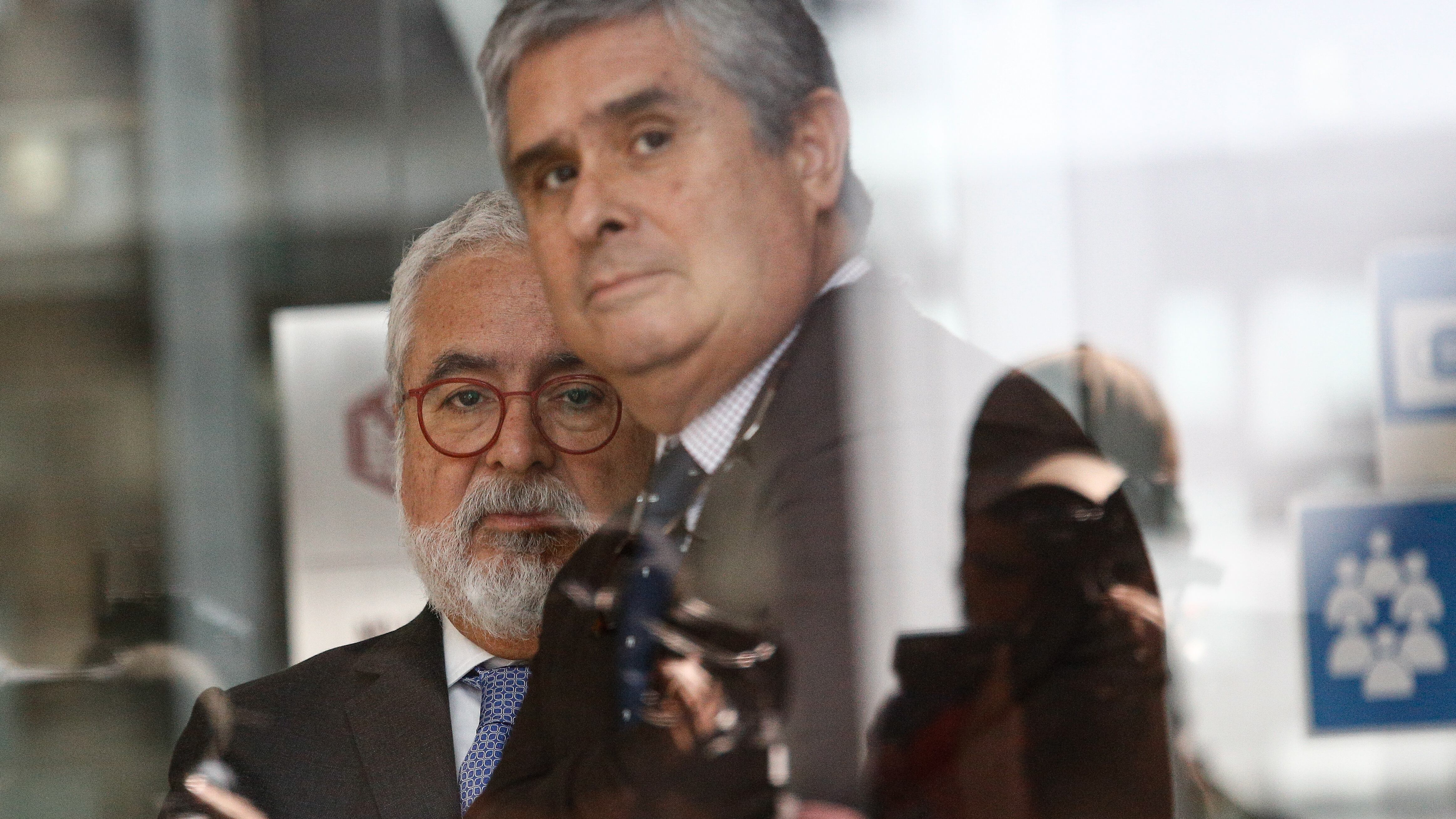 Hermanos Luis y Juan Pablo Hermosilla, en su ingreso al Juzgado de Garantía. / AGENCIAUNO