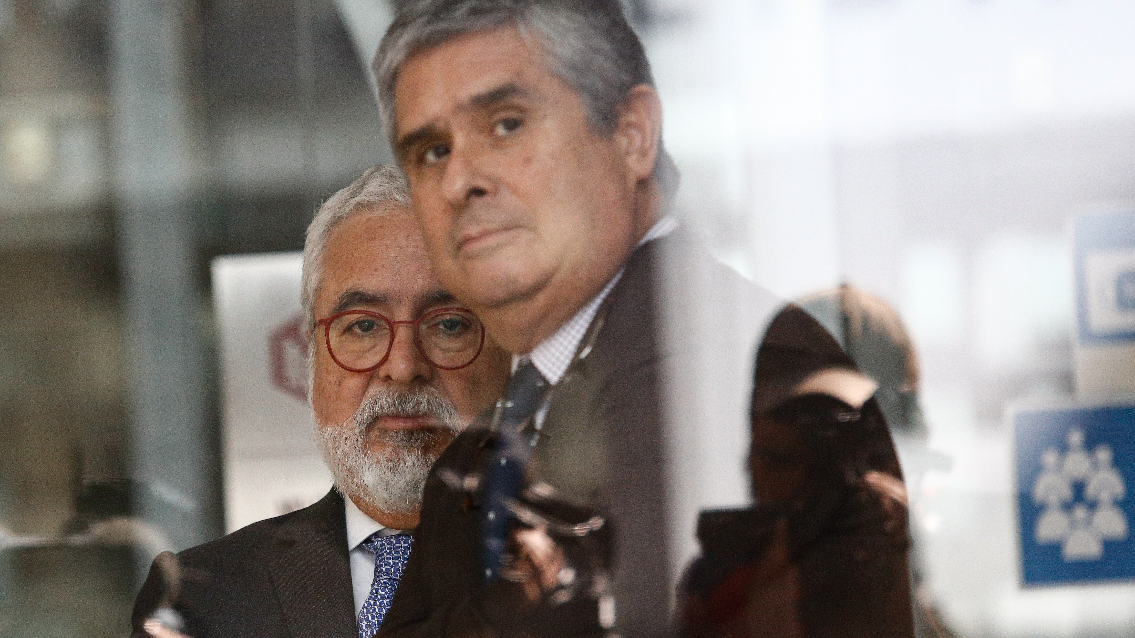 Hermanos Luis y Juan Pablo Hermosilla, en su ingreso al Juzgado de Garantía. / AGENCIAUNO