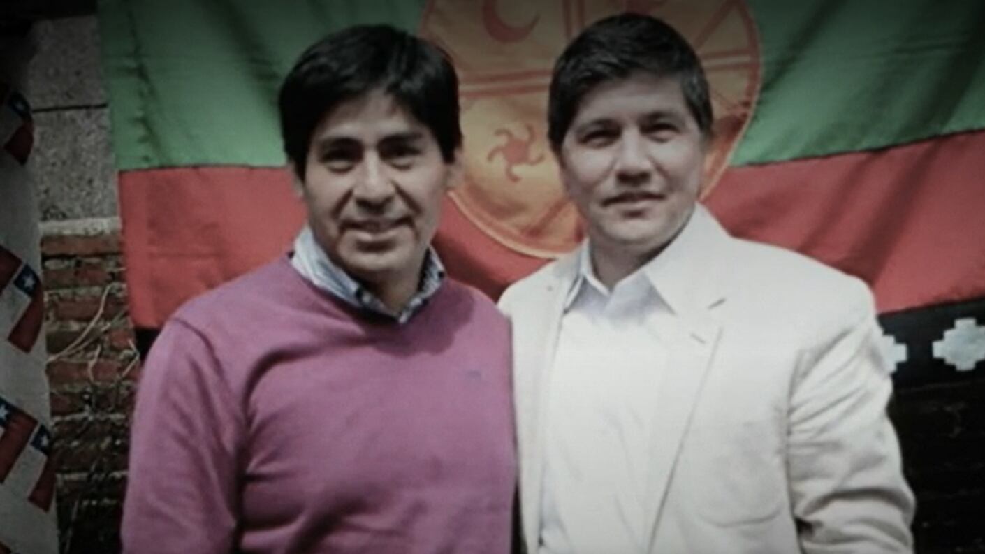 Dime con quién andas y te diré quién eres. Esa frase cobra sentido en el reportaje de CHV Noticias, donde mostraron la amistad del exsubsecretario del Interior, Manuel Monsalve, con el exalcalde de Reinaco, Juan Carlos Reinao imputado por violación, abuso sexual y aborto.
Una mujer que fue víctima del exjefe comunal quien reveló antecedentes de la cercanía con ambos acusados por delitos sexuales, quienes incluso vivieron en la misma casa en el sur.
Según relató la denunciante, el alcalde se jactaba de contar con amigos influyentes, quienes lo protegerían de sus fechorías.
“Cualquier cosa que yo dijera en su contra nunca se iba a investigar porque él tenía una red de protección de personas, entre ellos su amigo Monsalve”, relató.
Además, ante la pregunta de qué le pareció la acusación de violación con Manuel Monsalve, señaló que recordó que era el mismo modus operandi que usaba Reinao.
“En ese momento vi que era la misma forma que tenía Reinao de abordar a las víctimas”, reveló, asegurando que se sentía protegido por Monsalve cuando era diputado y vivía en la localidad de Los Alamos, el año 2017.
Además, la mujer reveló de algunas fiestas que realizaban los amigos imputados, quienes gustaban del alcohol. Amistad que surgió cuando el alcalde era dirigente estudiantil y Monsalve, médico.
“En alguna oportunidad Reinao comentó cómo eran estas fiestas. Para él eran únicas, mucha diversión, muchas mujeres, mucho alcohol”, contó respecto a los cierres de campaña de Monsalve.
También, reveló que era común ver a Reinao con mujeres mucho más jóvenes, algo que era “muy normalizado en el grupo de amigos”.
Juan Carlos Reinado es médico formado en Cuba e exintegrante de la Coordinadora Arauco Malleco, investigado por varios delitos sexuales a cinco mujeres, mayores y menores de edad.
Una de ellas denunció haber sido drogada por el exalcalde, para luego abusar de ella.
Revisa el reportaje aquíua