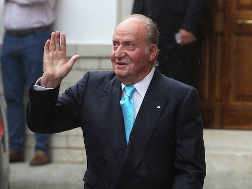 La controvertida historia que se esconde tras la polémica foto del rey Juan Carlos besándose con su amante