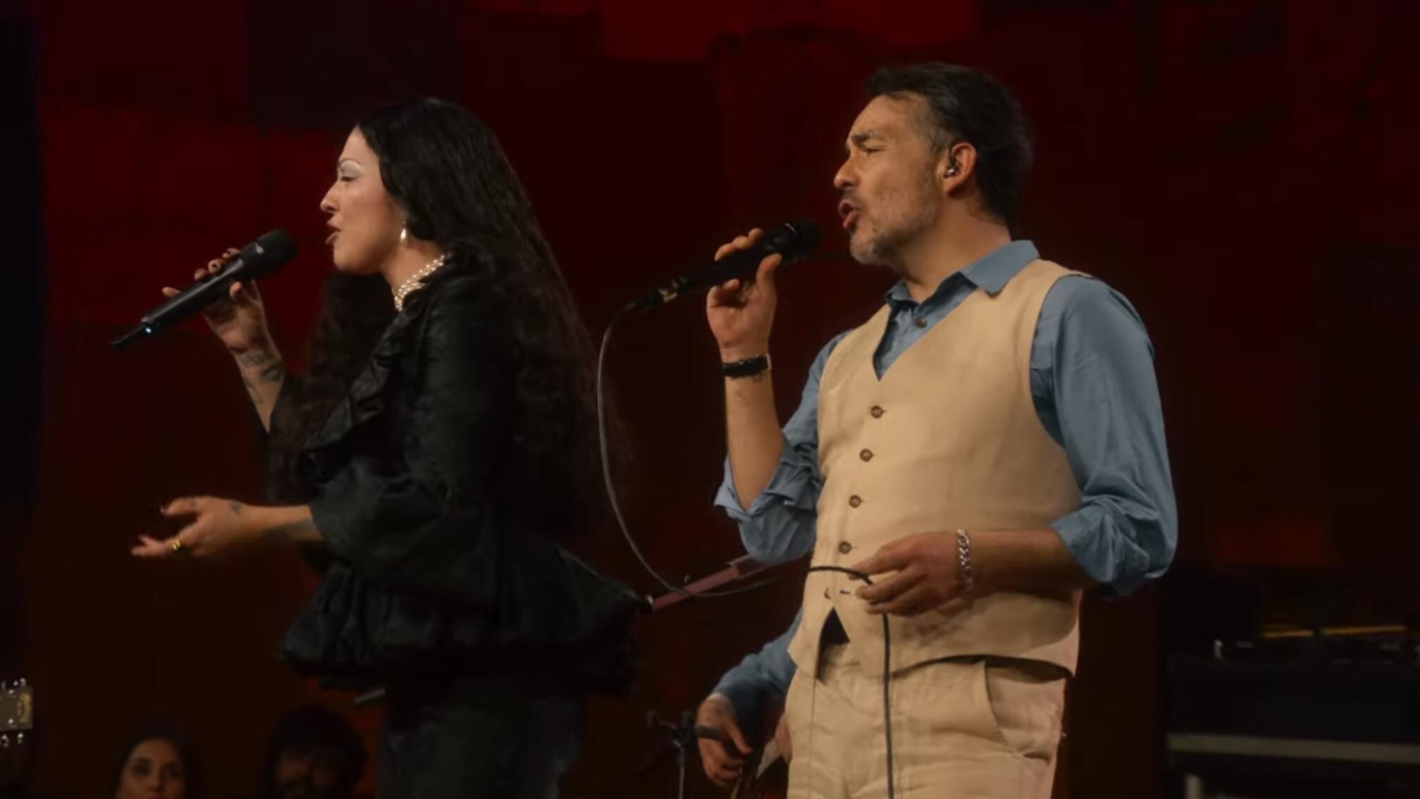 Mon Laferte y Álvaro López interpretando "Quiero Dormir Cansado" en el MTV Unplugged de "Los Bunkers"