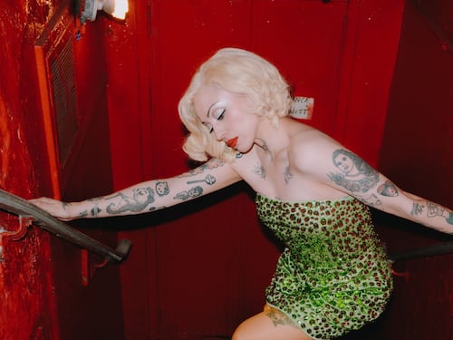 Mon Laferte enfrenta a la prensa mexicana y exige respeto por la presencia de su hijo