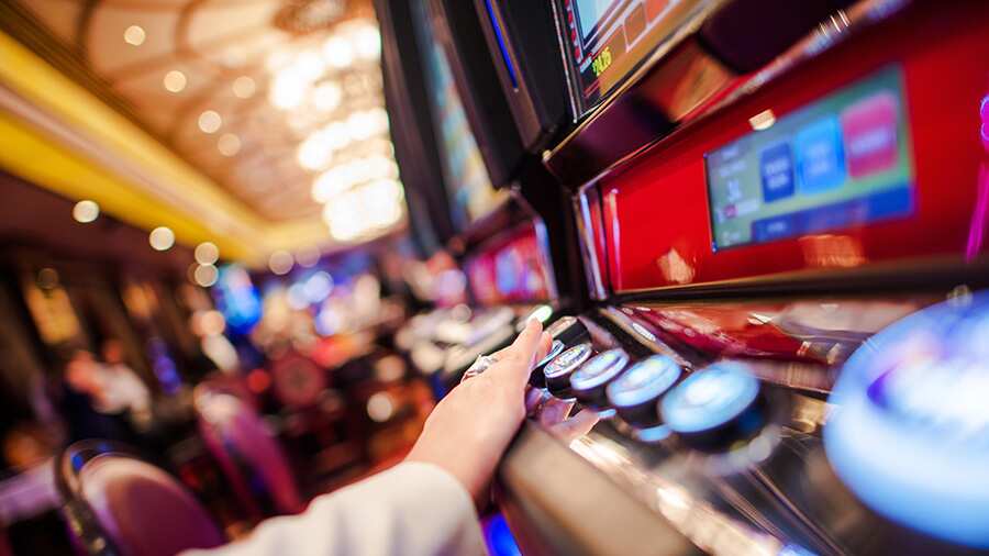 MONTICELLO ENTREGA PREMIO SUPERIOR A $53 MILLONES A MUJER QUE APOSTÓ $1.000
•La ganadora se quedó sin habla durante media hora tras ver el resultado de la máquina tragamonedas y sin capacidad de respuesta a las felicitaciones que recibía de la gente que estaba junto a ella.
•El domingo 18, en tanto, se entregó otro premio millonario por más de $38 millones a un extranjero residente en Chile.
“Fue un regalo adelantado del Viejito Pascuero”. Esa es la conclusión de la afortunada ganadora de $53.765.744 durante la semana del 12 de diciembre en Monticello. “Voy al casino porque me gusta pasarla bien, me distrae”, dijo la afortunada, una dueña de restaurantes que prefiere no revelar su nombre.