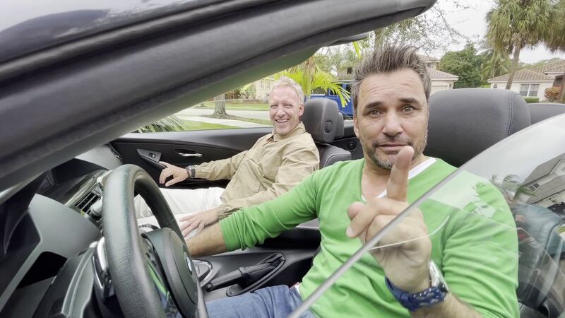 Usuaria trató de “desclasados” a Martín Cárcamo y al cantante Douglas por video del programa “De tú a tú”