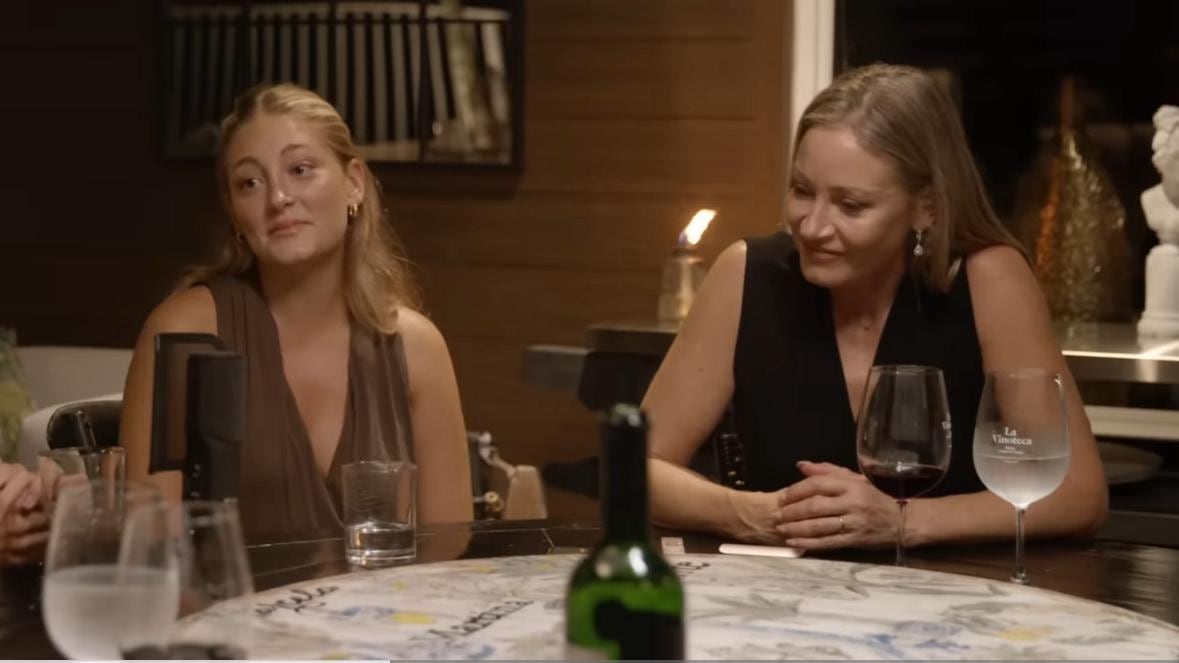 “Hoy día es un capítulo súper especial porque vamos a celebrar un regalo maravilloso que nos dio la vida. Vamos a hablar de Benjamín”. De esa forma Rafael Araneda comenzó su programa “Tenemos que hablar” que transmite por Youtube junto a su esposa Marcela Vacarezza e hijos. Ocasión donde recordaron el día que conocieron al pequeño de la familia.
Fue precisamente Florencia Araneda Vacarezza quien recordó que fue la primera en conocer al pequeño Benji tras visitar el hogar de menores donde vivía, como una actividad de acción social que le solicitó su colegio.
“Mi papá me dio la idea de ir a este lugar. Tú conocías a la hermana Nora y me dijiste que era un buen sitio para que pudiéramos ir. Íbamos pasando y yo ahí me quedé... pegada, con un niñito. No me soltaba”, recordó cuando lo vio en la cuna.