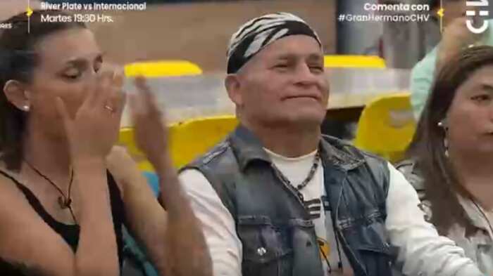 Francisco Arenas, conocido como Papá Lulo, fue el sexto participante eliminado de Gran Hermano tras obtener la mayor cantidad de votos en contra. Si bien, él es uno de los más queridos del público, estaba en placa con dos de las favoritas: Jennifer Galvarini y Constanza Capelli.
La Pincoya fue la primera en ser salvada, demostrando al interior de la casa que cuenta con todo el apoyo de los televidentes.
“A la gente que me quiere, solo tengo palabras de agradecimientos. Estoy emocionada y gracias por permitirme estar una semana más acá”, afirmó.
Tras ello, vino la definición entre Coni y Francisco, siendo este último quien tuvo que abandonar el encierro, sumándose a la lista iniciada por Benjamín Lagos, Arier Wurth, Estefanía Galeota, Maite Phillips y Fernando Altamirano, el Bambino.
“Primero que nada, agradecido de esta oportunidad de haber estado en la casa más famosa del mundo. Yo creo que no estoy triste, porque voy a salir por esa puerta y me voy a encontrar con mi hija, mi hijo, mi padre, mis sobrinos, esa es mi recompensa”, señaló.
De igual forma reconoció que estaba “triste por dejar la casa, pero al final es una experiencia que a mi edad es muy hermosa. Es triste dejar a mis nuevos amigos acá”.
“Yo lo lamento que te vayas...voy a extrañar tu compañía”, dijo Jennifer al borde de las lágrimas. “La casa te va a echar mucho de menos. Todas tus palabras me las llevo en el corazón. Me voy a cuidar y nos vamos a ver afuera, sí o sí”, agregó Coni.
En los próximos días se espera el ingreso de nuevos participantes, según la confirmación que realizó CHV, indicando que entrará una mujer y un hombre. Además, vendrá el repechaje donde los televidentes esperan que Francisco Papá Lulo sea quien vuelva a entrar a la casa más famosa.