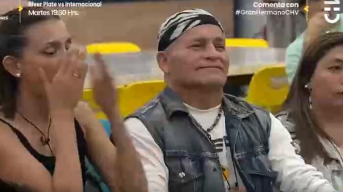 Francisco Arenas, conocido como Papá Lulo, fue el sexto participante eliminado de Gran Hermano tras obtener la mayor cantidad de votos en contra. Si bien, él es uno de los más queridos del público, estaba en placa con dos de las favoritas: Jennifer Galvarini y Constanza Capelli.
La Pincoya fue la primera en ser salvada, demostrando al interior de la casa que cuenta con todo el apoyo de los televidentes.
“A la gente que me quiere, solo tengo palabras de agradecimientos. Estoy emocionada y gracias por permitirme estar una semana más acá”, afirmó.
Tras ello, vino la definición entre Coni y Francisco, siendo este último quien tuvo que abandonar el encierro, sumándose a la lista iniciada por Benjamín Lagos, Arier Wurth, Estefanía Galeota, Maite Phillips y Fernando Altamirano, el Bambino.
“Primero que nada, agradecido de esta oportunidad de haber estado en la casa más famosa del mundo. Yo creo que no estoy triste, porque voy a salir por esa puerta y me voy a encontrar con mi hija, mi hijo, mi padre, mis sobrinos, esa es mi recompensa”, señaló.
De igual forma reconoció que estaba “triste por dejar la casa, pero al final es una experiencia que a mi edad es muy hermosa. Es triste dejar a mis nuevos amigos acá”.
“Yo lo lamento que te vayas...voy a extrañar tu compañía”, dijo Jennifer al borde de las lágrimas. “La casa te va a echar mucho de menos. Todas tus palabras me las llevo en el corazón. Me voy a cuidar y nos vamos a ver afuera, sí o sí”, agregó Coni.
En los próximos días se espera el ingreso de nuevos participantes, según la confirmación que realizó CHV, indicando que entrará una mujer y un hombre. Además, vendrá el repechaje donde los televidentes esperan que Francisco Papá Lulo sea quien vuelva a entrar a la casa más famosa.