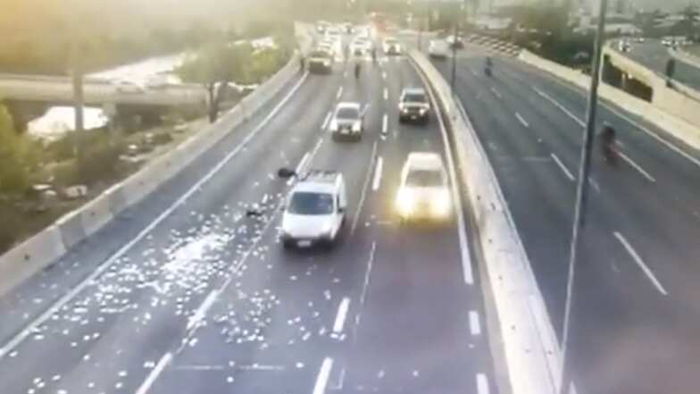 Arrojan dinero en la Costanera Norte