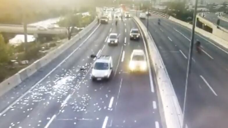 Arrojan dinero en la Costanera Norte