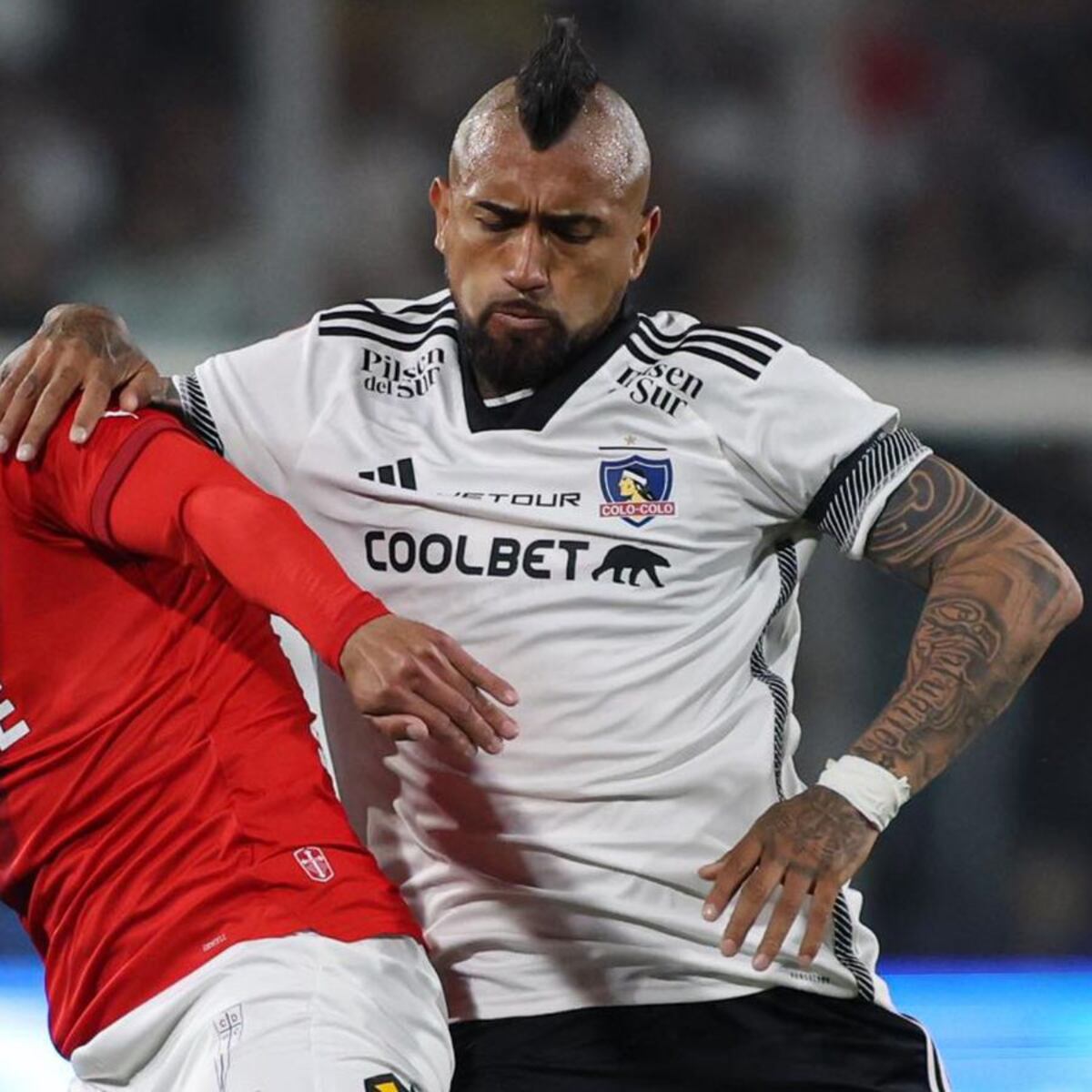 Colo Colo vence a la UC y se acerca al liderato Colo Colo vence a la UC y se acerca al liderato