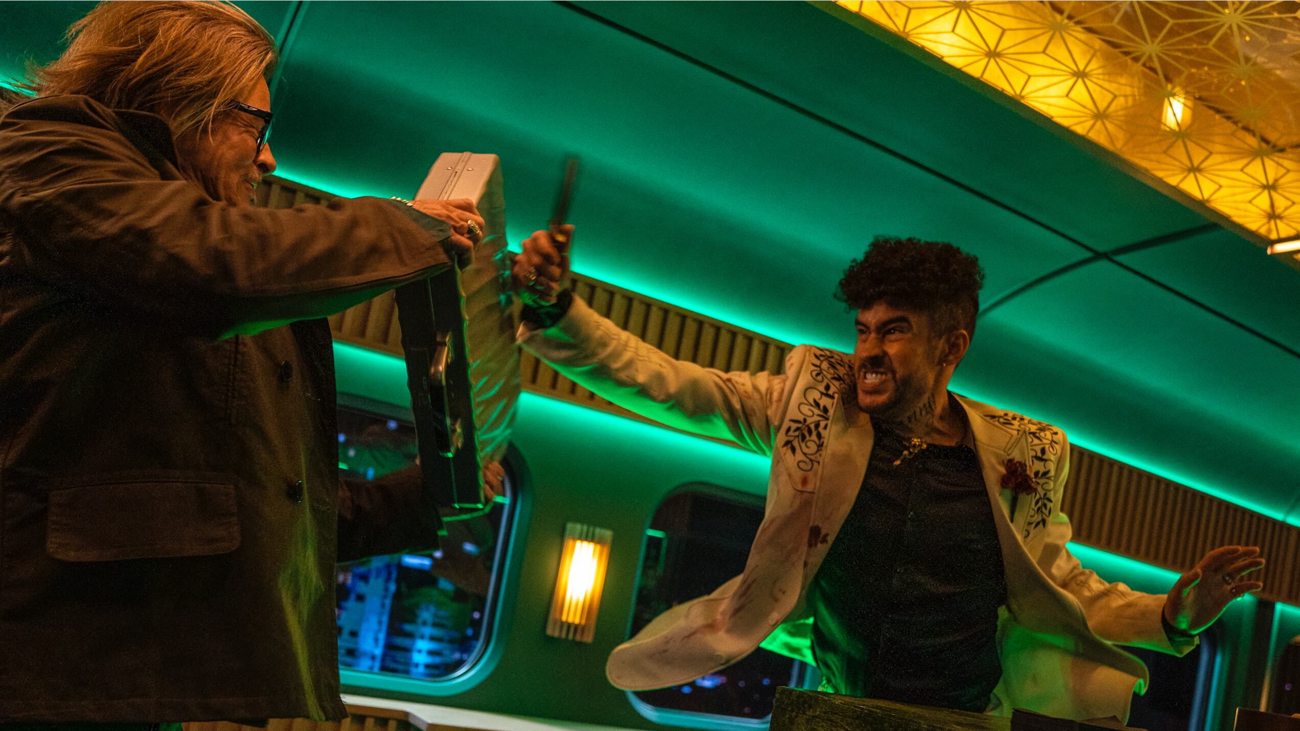 Brad Pitt y Bad Bunny pelean en una escena de Bullet Train