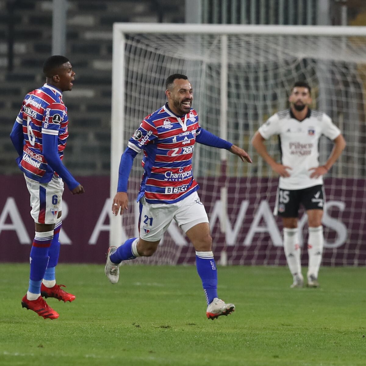Colo Colo busca victoria en Copa Libertadores con nueva camiseta del Centenario Colo Colo busca victoria en Copa Libertadores con nueva camiseta del Centenario