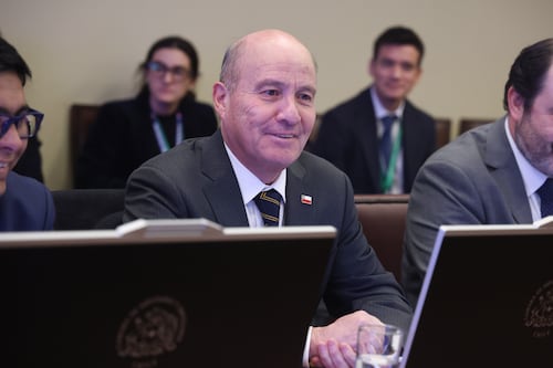 Gobierno busca apoyo del PDG en el Congreso para asegurar el aumento de la deuda pública en medio de críticas de la oposición