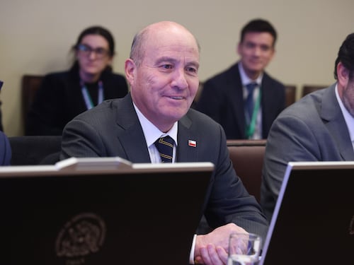 Gobierno busca apoyo del PDG en el Congreso para asegurar el aumento de la deuda pública en medio de críticas de la oposición