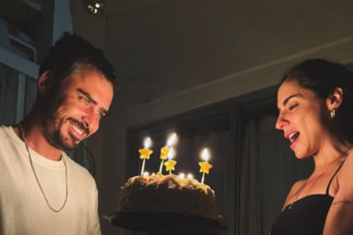 Imagen publicada y eliminada en minutos genera especulación sobre un posible embarazo de actriz chilena