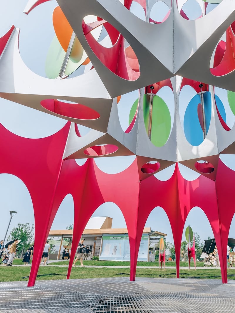 La instalació OctaPlay, de Daxing Jizi Design, reinterpreta un paisaje industrial en el Parque Shougang de Pekín a través de la delicadeza y el movimiento. Foto: Daxing Jizi Design.
