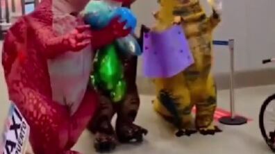 Dinosaurios reciben a su padre