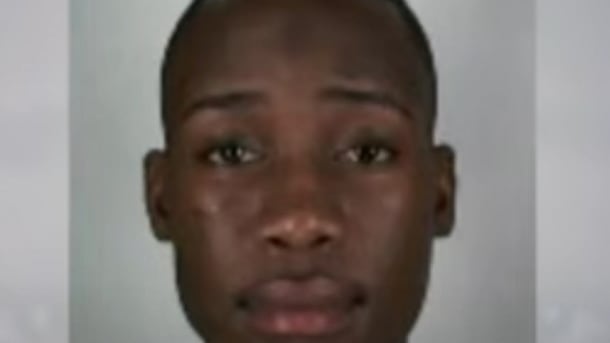 El brutal crimen del colombiano Jhon Sebastián Grueso Vásquez de 24 años, cuyo cuerpo fue desmembrado y repartido en bolsas de basura en distintos puntos de la capital, llevó a pensar que se trataba de un ajuste de cuentas por tráfico entre bandas rivales o sicariato ligado al crimen organizado.
Sin embargo, tras el paso de las horas, la línea de investigación cambió. Esto, porque según se reveló el motivo que llevó a descuartizar su cuerpo no fue más que una discusión por el pago de un arriendo. Así lo reveló Meganoticias.