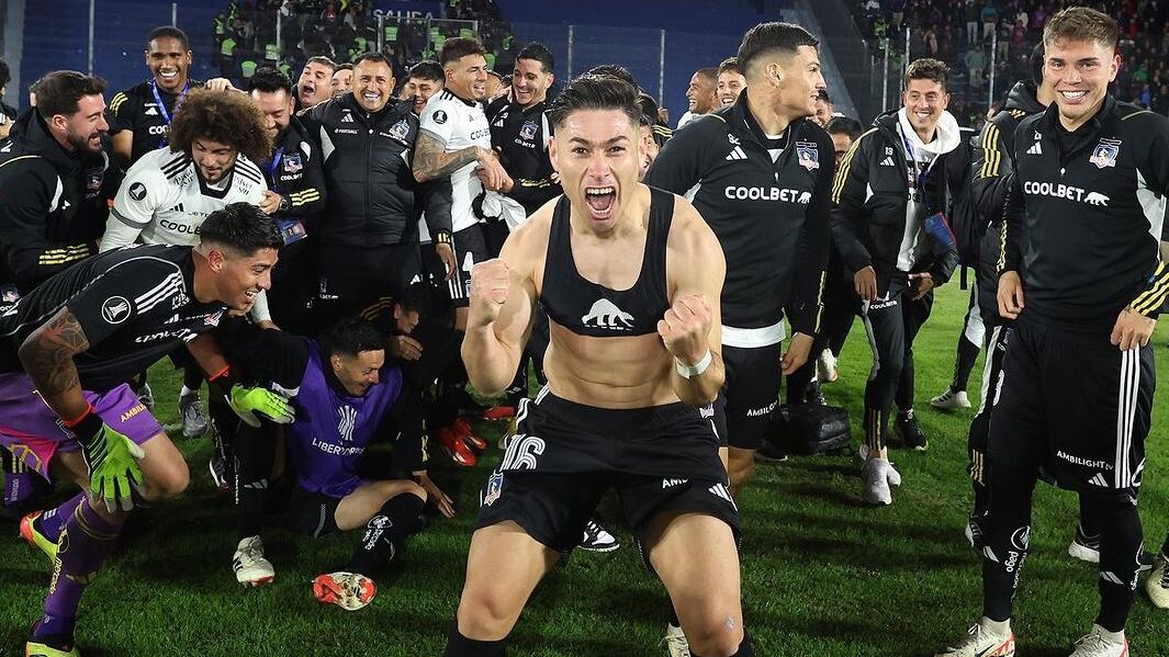 El plantel albo celebró su clasificación copera al finalizar su partido frente a Cerro Porteño.