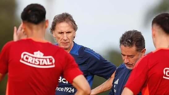 El entrenador de la selección chilena tendrá variadas bajas para los duelos de la Roja frente a Argentina y Bolivia.