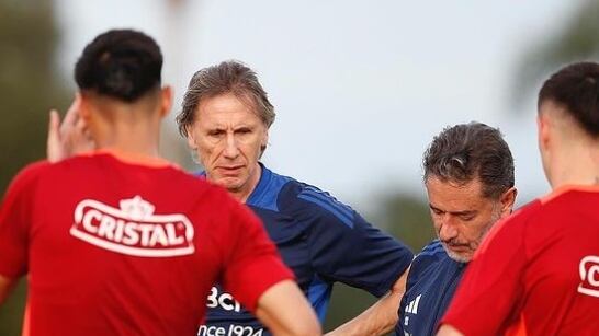 El entrenador de la selección chilena tendrá variadas bajas para los duelos de la Roja frente a Argentina y Bolivia.