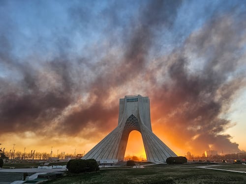 Precio del petróleo se dispara por la Guerra en Irán y se desploma la Bolsa de Nueva York