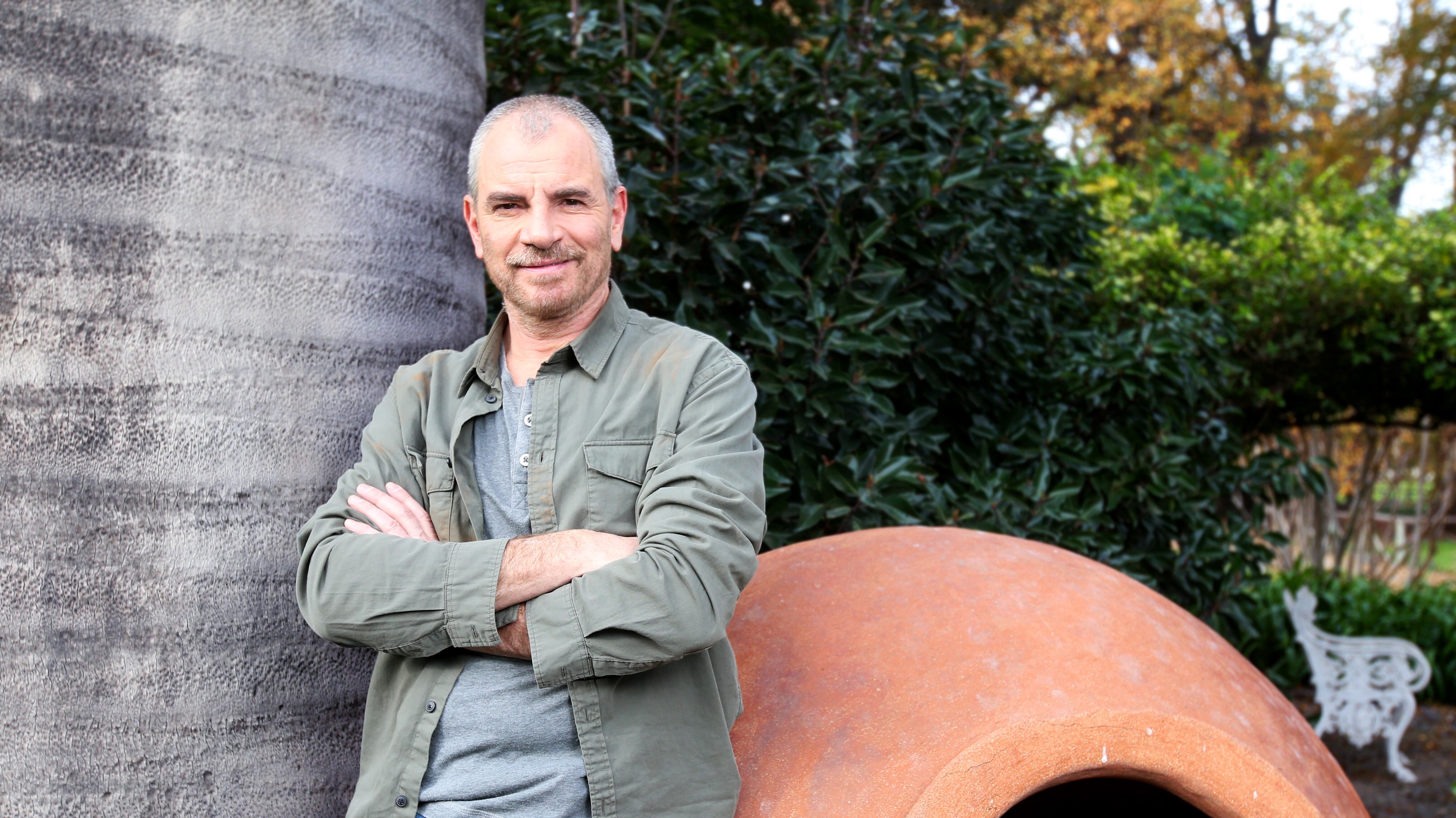 En su retorno a la televisión protagonizando una teleserie nocturna, el actor Álvaro Rudolphy reveló los “secretos de familia” que detrás de su personaje, el cual se verá en pantalla desde marzo. En conversación con Publimetro habló del último desafío que realizó, antes de decirle “fín” a las producciones dramáticas.
-Ya no participas de teleseries, y esta producción se verá con posterioridad de tu decisión de dejar estos trabajos, ¿Qué se siente?
-Se siente como el cierre de un ciclo. Empecé en teleseries en Canal 13 hace muchos años y terminé con esta teleserie con un broche de oro. Para mí es cerrar un ciclo desde el mismo canal donde partí. Es cumplir una misión que duró bastantes años, con mucho aprendizaje, y volver de un inicio a un final.
-Ya has trabajado en producciones nocturnas donde el suspenso han sido el eje central, como “Alguien te mira” o “Perdona nuestros pecados”, ¿Cuál es la diferencia con este trabajo?
-Es un thriller muy bien armado, y siento que a diferencia de otros, aquí el espectador va a ir navegando junto con los personajes para tratar de descubrir y armando el puzzle de la trama para buscar el asesino. Eso creo que está muy bien contado, es una historia muy contundente y de personajes muy bien creados. También se diferencia en mi caso en el rol que me tocó, porque aquí estoy desde el lado “bueno”. Esta vez soy el personaje luminoso de la trama.
-¿Cómo evalúas las actuales producciones nacionales que cada vez compiten con las producciones turcas?
-Siempre valoro que haya producciones nacionales, eso nos da trabajo a todos y mantiene la industria viva. Y aunque las producciones extranjeras tienen muy buena calidad también, confío en que la gente se identifica con las historias locales y su idiosincrasia.