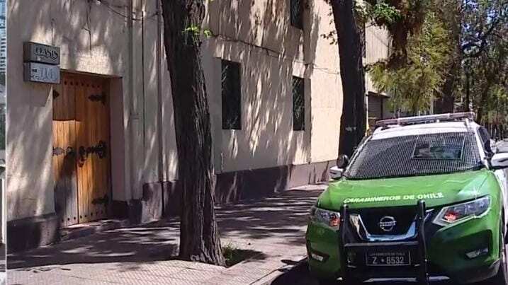 La mañana de este domingo, una mujer de 24 años fue encontrada muerta dentro de un motel en Santiago Centro.
El recinto está emplazado en la intersección de las calles Ricardo Cumming con Rosas, que fue hasta donde llegó la joven junto a otra mujer y dos hombres, en la madrugada de hoy.
´
Allí habrían compartido una celebración, hasta que un altercado desembocó en que la víctima fuese herida con un arma de fuego, falleciendo en el lugar.
En tanto, los demás involucrados huyeron del sitio del homicidio en un auto y una moto que, según información preliminar, sería robada.
Hasta el momento los dos hombres participantes estarían prófugos. No obstante, la Brigada de Homicidios de la PDI está trabajando en el caso para dar con su paradero. De hecho, la segunda mujer implicada habría dado declaración a los detectives durante esta mañana.