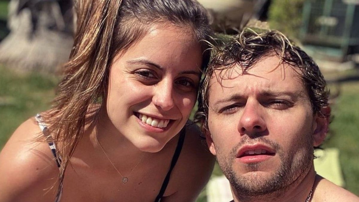 Con gorros de “Mamá” y “Papá”: Joaquín Méndez y Amanda Martínez confirman que esperan a su primer hijo