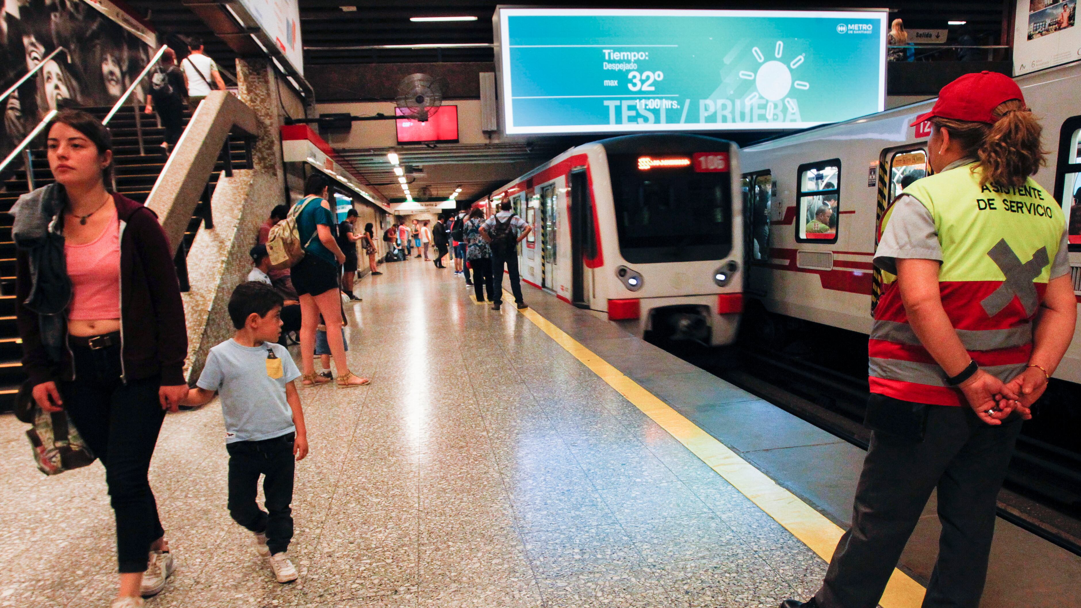 Desde este martes la nueva Constitución se puede leer en 16 pantallas móviles instaladas en diferentes estaciones de la red de transporte público.