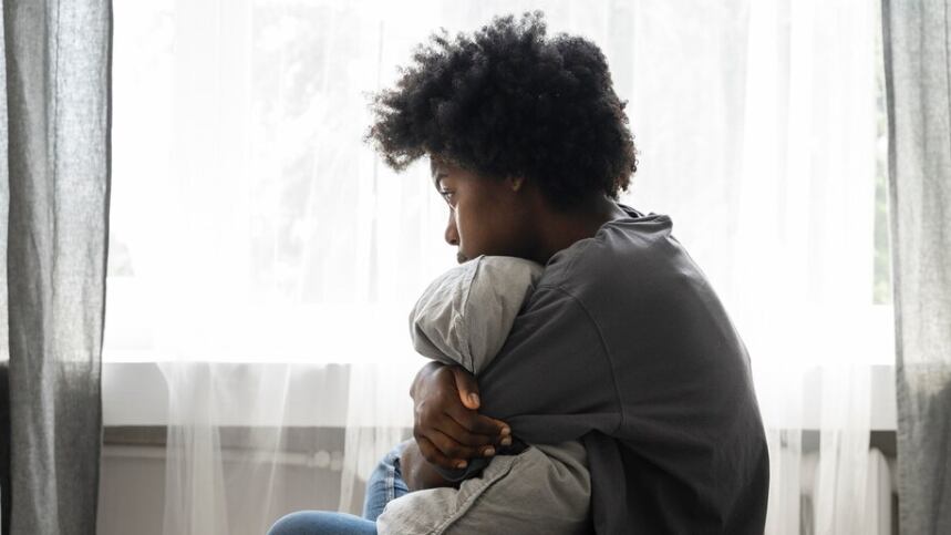 Adulto joven y deprimido en casa