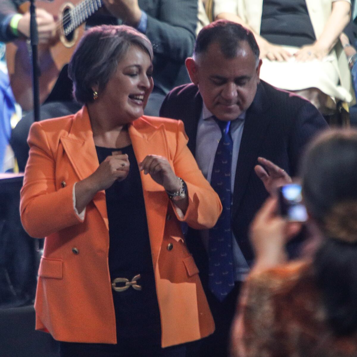 Ministra Jara defiende baile en promulgación de Ley de Pensiones Ministra Jara defiende baile en promulgación de Ley de Pensiones