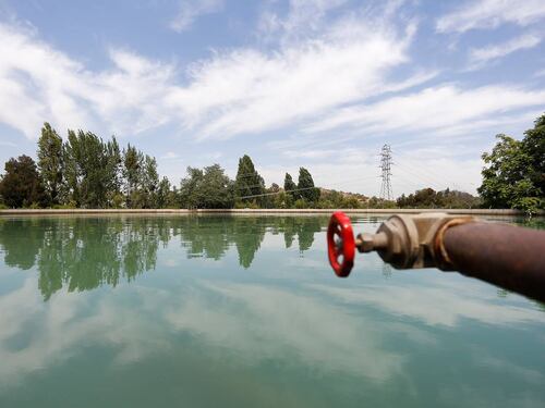 ¿Derechos de agua entregados a perpetuidad a privados? La polémica medida anunciada por el Gobierno