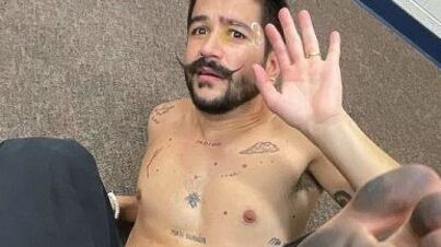 Camilo mostrando los pies