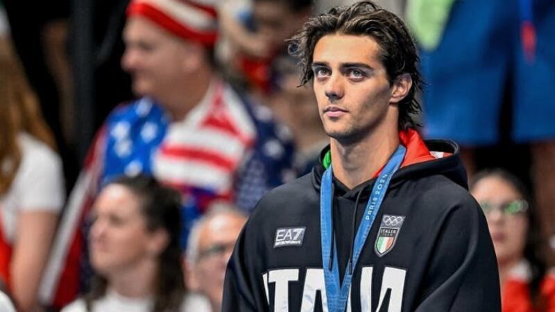 Thomas Ceccon, el “crush” olímpico, es captado durmiendo en un parque: las condiciones de la Villa Olímpica en el ojo del huracán