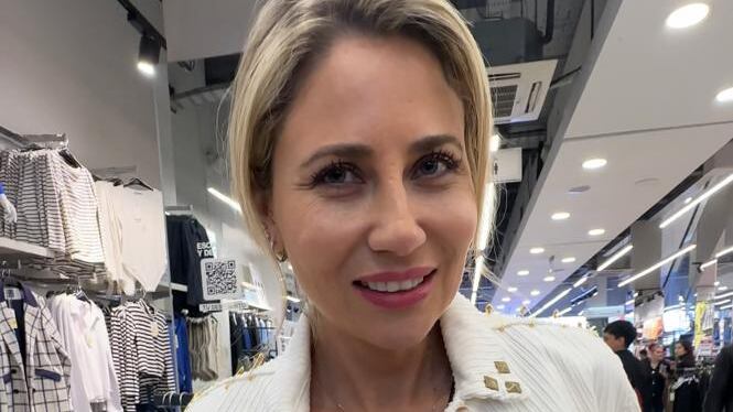 Encantadora, radiante y pensando en su desarrollo profesional se encuentra Gissella Gallardo. Influencer de la tienda Corona, quien conversó con Publimetro sobre su nuevo presente, tras la triste partida de su amado padre y la separación con Mauricio Pinilla, confesando que el 2022 fue “el año más triste de mi vida”.
“Estoy muy contenta porque estoy empezando a trabar en lo que estudié, que es periodismo”, comenta risueña y distendida, respecto a su participación como panelista en el programa “Tal Cual” y sus futuros proyectos en Canal 13, donde posiblemente la veamos participando en el nuevo programa El Purgatorio.
“Estoy dedicada a trabajar y recuperar el tiempo perdido en mí, de estos años que no trabajé y no me desarrollé profesionalmente. Me dediqué a la maternidad y quise acompañar a Mauricio en su trabajo y cuidar a mis niños, porque estábamos en muchos países distintos y me dejó una gran satisfacción, pero hoy día quiero empezar a trabajar en mí”, sinceró.
Respecto a su actual relación con Mauricio Pinilla, confiesa que está mejor que nunca, por el bien de la familia y sus hijos.