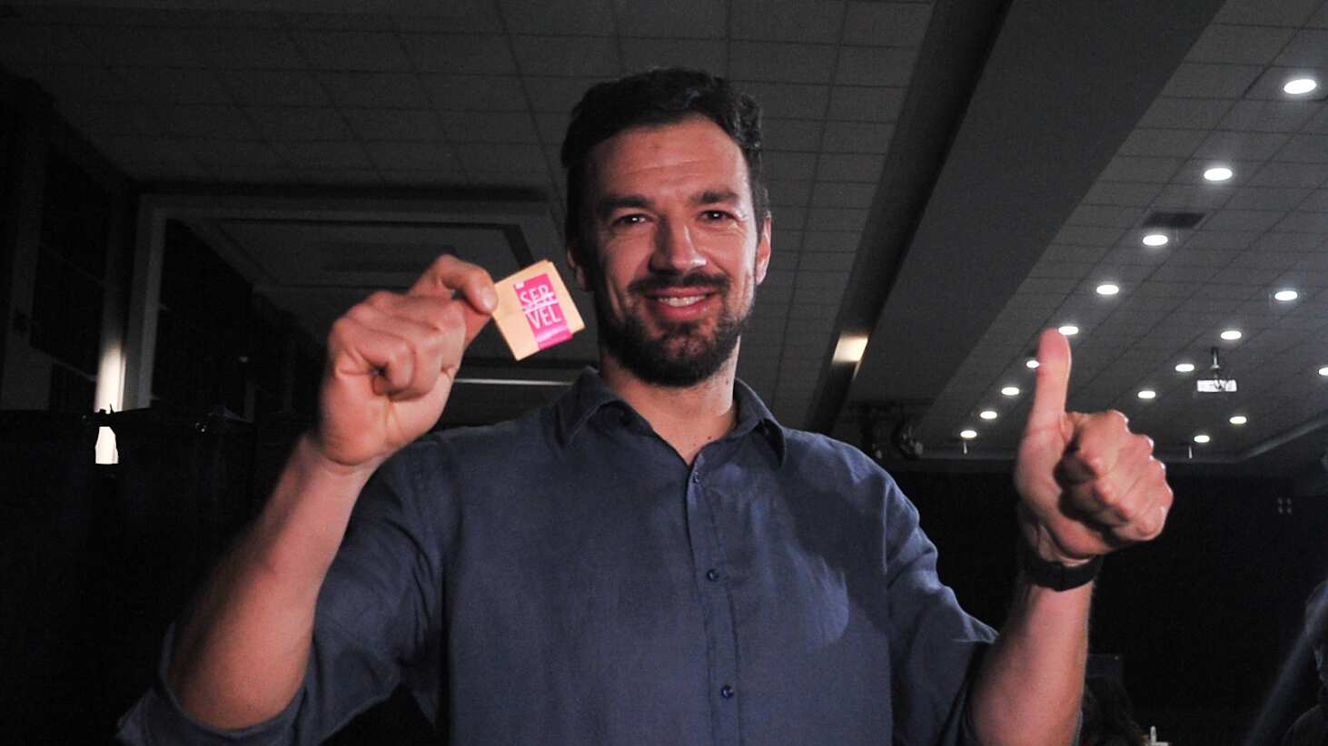 Alcalde de Maipú, Tomás Vodanovic, ejerce su voto en segunda vuelta de elección a Gobernadores | 24 DE NOVIEMBRE DE 2024 / SANTIAGO
El alcalde de Maipú, Tomás Vodanovic, ejerce su voto en el Teatro Municipal de dicha comuna, en el marco de la segunda vuelta de elección de gobernadores y gobernadoras regionales.
FOTO: VICTOR HUENANTE / AGENCIAUNO