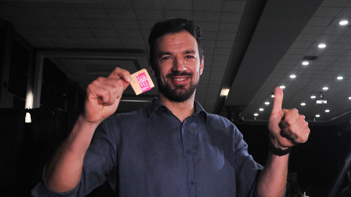 Alcalde de Maipú, Tomás Vodanovic, ejerce su voto en segunda vuelta de elección a Gobernadores | 24 DE NOVIEMBRE DE 2024 / SANTIAGO
El alcalde de Maipú, Tomás Vodanovic, ejerce su voto en el Teatro Municipal de dicha comuna, en el marco de la segunda vuelta de elección de gobernadores y gobernadoras regionales.
FOTO: VICTOR HUENANTE / AGENCIAUNO