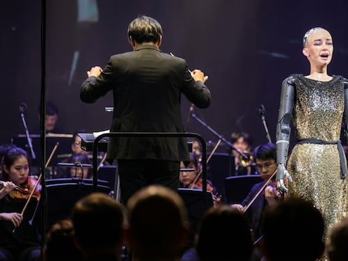 Sophia la robot hace historia: Canta en vivo junto a una orquesta sinfónica en Hong Kong
