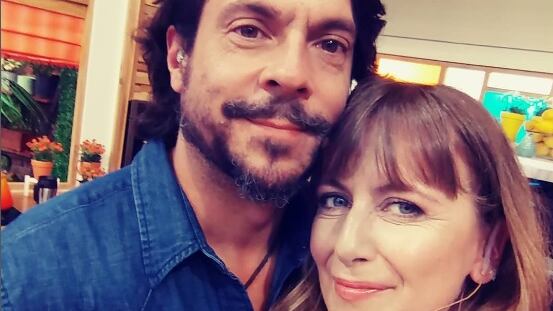 A cuatro años de separarse de Mauricio Jürgensen, la periodista Carolina Urrejola reveló como fue el quiebre con el padre de sus dos hijos, con quien estuvo nueve años de relación.
Fue en conversación con Revista Ya -donde también habló de su nuevo desafío laboral como editora de CNN Radio Chile, que desclasificó cómo fue el proceso de separación con su excolega de Canal 13 y expanelista de Bienvenidos.
“Que no resulte es muy triste, sobre todo cuando hay niños chicos. Cualquier persona que se haya separado sabe lo difícil que es”, contó.
Si bien, reconoce que fue en los mejores términos, en pro del bienestar familiar y los niños, reconoce que al principio no fue una tarea fácil, a pesar que se trató de su segunda separación matrimonial.
“(Fue) especialmente doloroso por lo mismo, porque vuelves a creer en el matrimonio, vuelves a tener hijos. En mi primera separación, al contrario, estuve seis años casada con el papá de mi hija mayor, con el que me llevo súper bien hasta el día de hoy, y cuando nos separamos fue como: misión cumplida”, recordó respecto a su rol como madre a los 20 años.
En cuanto al quiebre con el crítico de música -actual compañero de Jean Philippe Cretton recorriendo Chile tocando la guitarra- reveló que “nunca estuvo en duda que íbamos a seguir siendo partners en la crianza de los niños. Y realmente co-criamos. Eso también es uno de los ―por decir― beneficios de vivir una separación en esta época. Como la conciencia del rol del padre”, dijo. “Ha sido un camino que al principio fue muy difícil, pero que como somos muy mateos en mantenerlo, nos llevamos bien”, cerró.